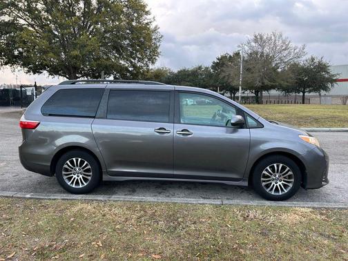 2018 Toyota Sienna XLE