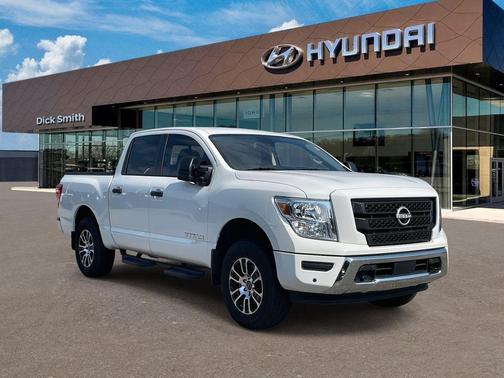 2024 Nissan Titan SV