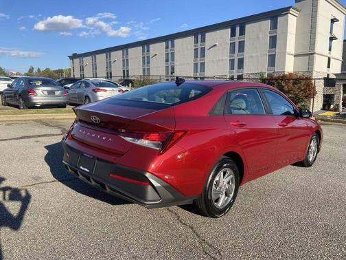 2025 Hyundai ELANTRA SE