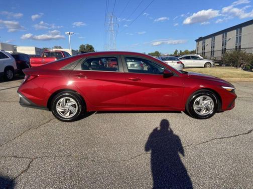 2025 Hyundai ELANTRA SE