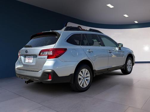 Ice Silver Metallic 2018 Subaru Outback 2.5i Premium