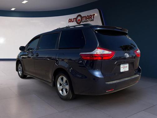 2019 Toyota Sienna LE