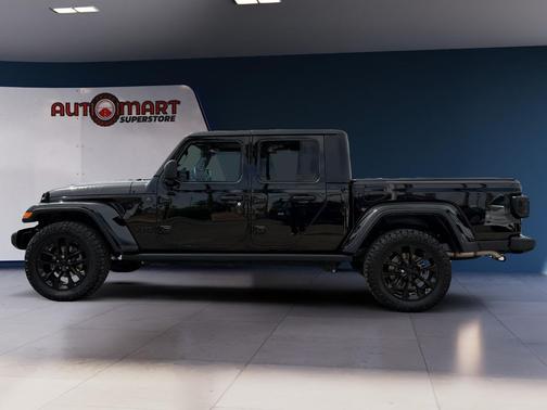 Black Clearcoat 2023 Jeep Gladiator Willys 4x4