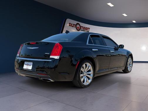 Gloss Black 2018 Chrysler 300 Limited