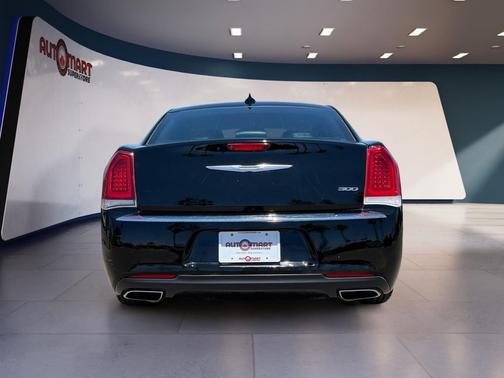 Gloss Black 2018 Chrysler 300 Limited