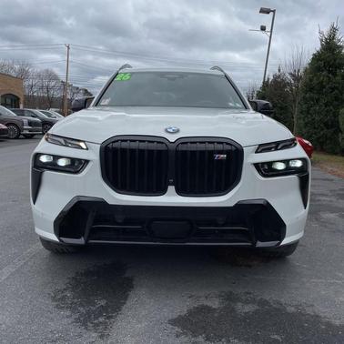 Mineral White Metallic 2026 BMW X7 M60i