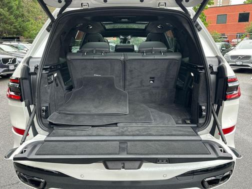 Mineral White Metallic 2026 BMW X7 M60i