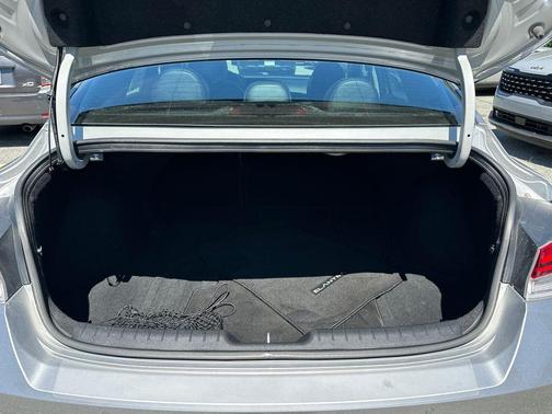Shimmering Silver Pearl 2023 Hyundai ELANTRA Limited
