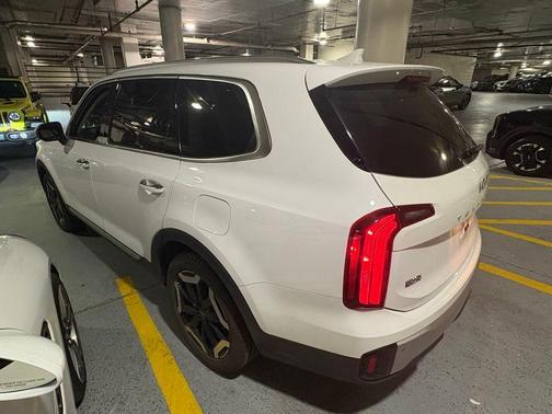 Glacial White Pearl 2023 Kia Telluride S