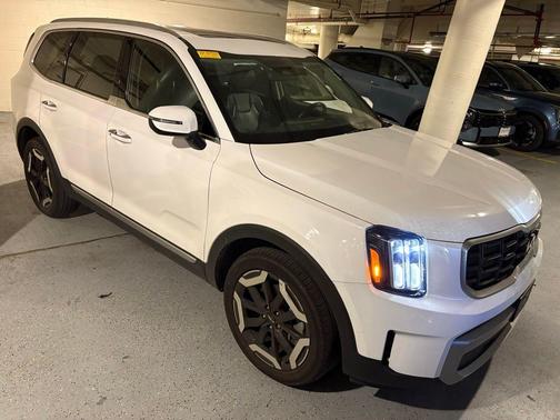 Glacial White Pearl 2023 Kia Telluride S