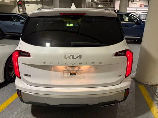 Glacial White Pearl 2023 Kia Telluride S