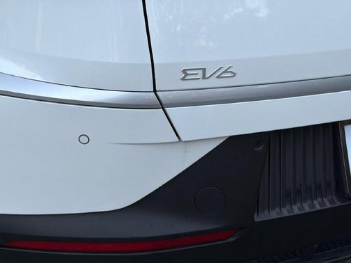 Snow White Pearl 2024 Kia EV6 Light