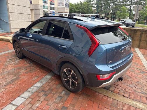 Mineral Blue 2024 Kia Niro EX