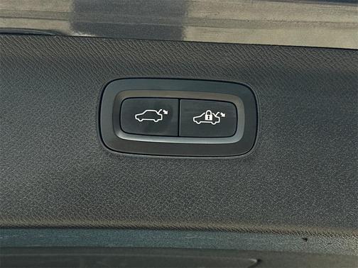 2017 Volvo XC90 T6 Momentum