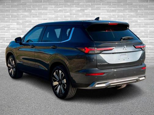Graphite Gray / Black 2025 Mitsubishi Outlander SE