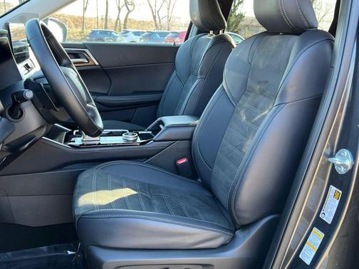 Graphite Gray / Black 2025 Mitsubishi Outlander SE
