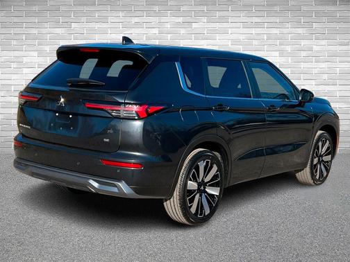 Graphite Gray / Black 2025 Mitsubishi Outlander SE