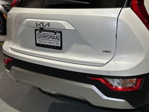 White Pearl 2026 Kia Niro EX