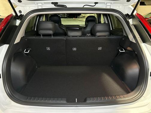 White Pearl 2026 Kia Niro EX