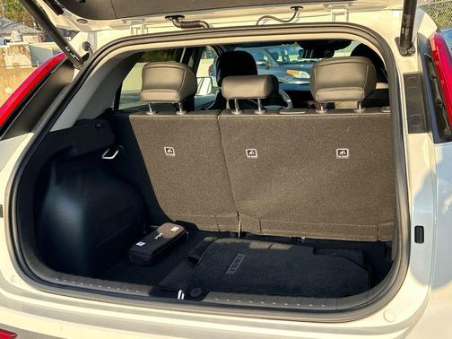 Snow White Pearl 2023 Kia Niro EV Wave