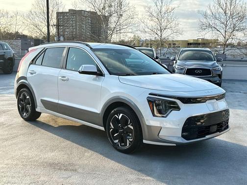 Snow White Pearl 2023 Kia Niro EV Wave