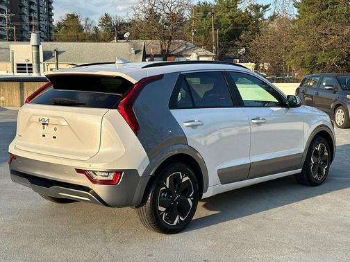 Snow White Pearl 2023 Kia Niro EV Wave