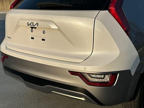 Snow White Pearl 2023 Kia Niro EV Wave