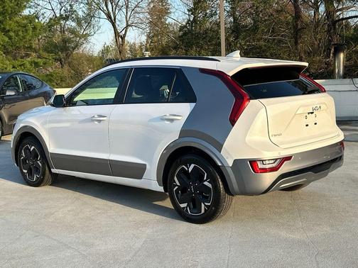 Snow White Pearl 2023 Kia Niro EV Wave