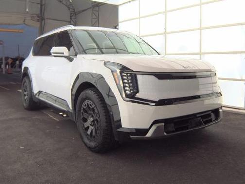 Glacial White Pearl 2025 Kia EV9 Land