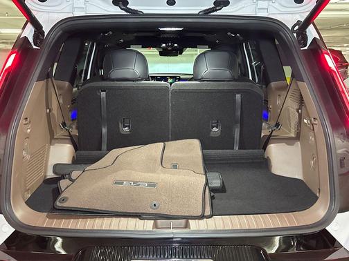 Glacial White Pearl 2025 Kia EV9 Land