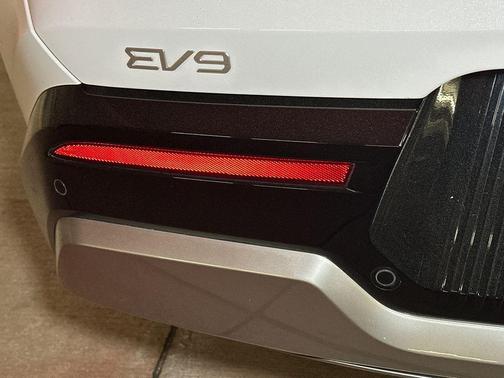 Glacial White Pearl 2025 Kia EV9 Land