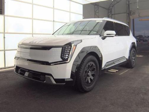 Glacial White Pearl 2025 Kia EV9 Land