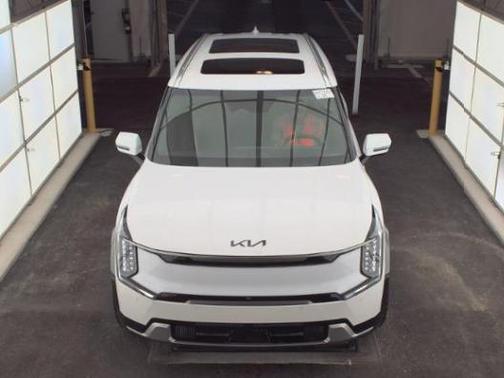 Glacial White Pearl 2025 Kia EV9 Land