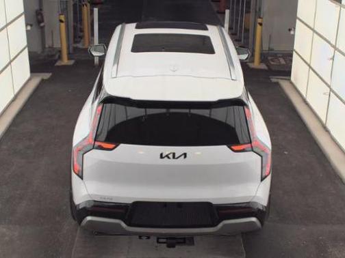 Glacial White Pearl 2025 Kia EV9 Land