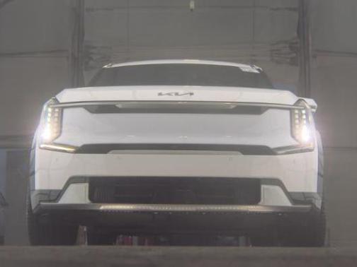 Glacial White Pearl 2025 Kia EV9 Land