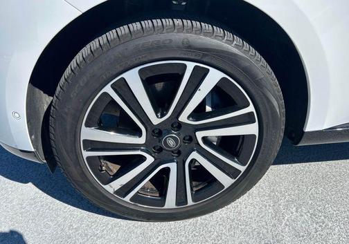 Fuji White 2023 Land Rover Range Rover P400 SE