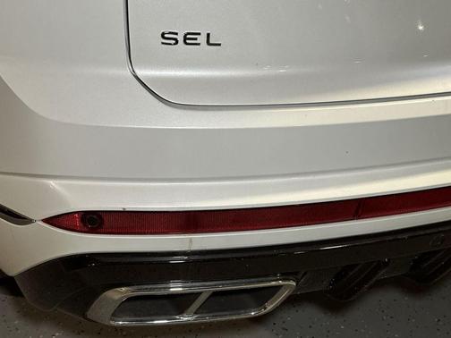 Opal White Pearl Effect 2024 Volkswagen Atlas Cross Sport 2.0T SEL R-Line