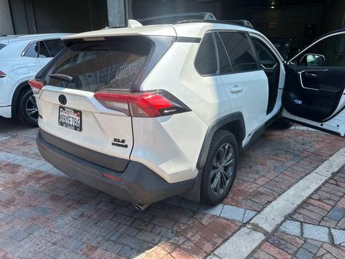 Blizzard Pearl 2022 Toyota RAV4 Hybrid XLE Premium
