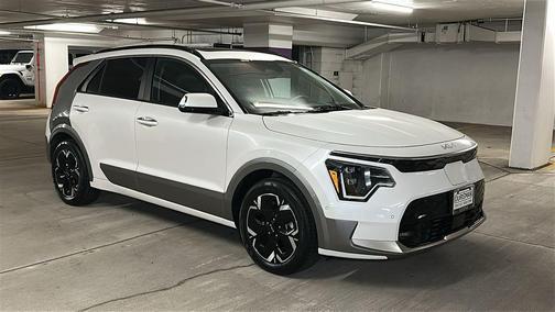 Snow White Pearl 2023 Kia Niro EV Wave