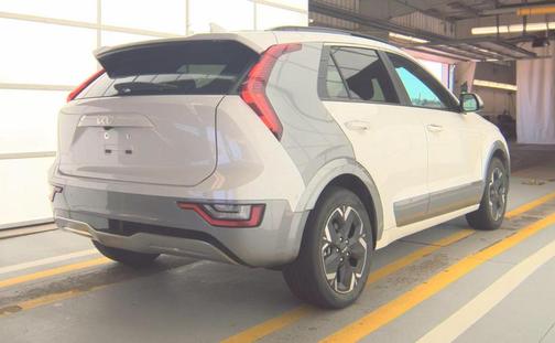Snow White Pearl 2023 Kia Niro EV Wave