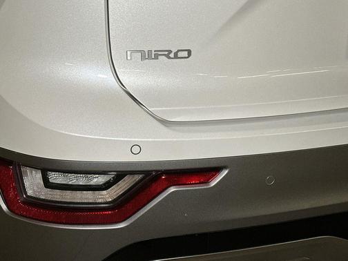 Snow White Pearl 2023 Kia Niro EV Wave