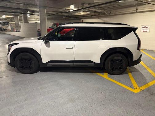 Snow White Pearl 2024 Kia EV9 GT-Line