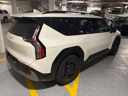 Snow White Pearl 2024 Kia EV9 GT-Line