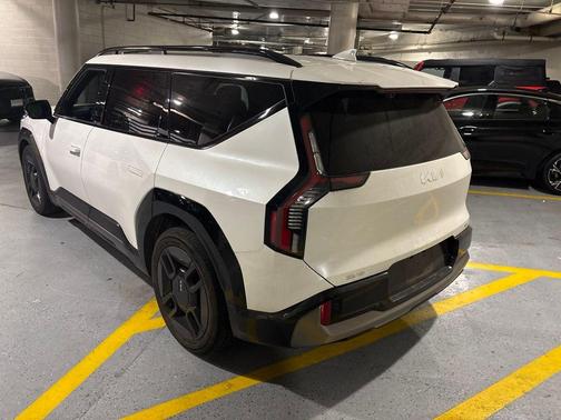 Snow White Pearl 2024 Kia EV9 GT-Line