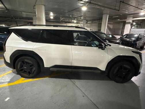 Snow White Pearl 2024 Kia EV9 GT-Line