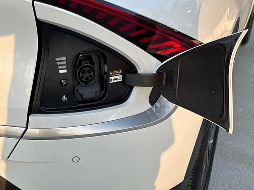 Snow White Pearl 2024 Kia EV6 Light