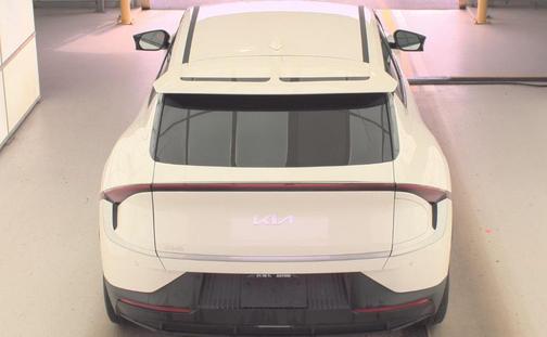 Snow White Pearl 2024 Kia EV6 Light