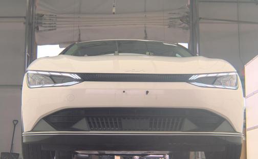 Snow White Pearl 2024 Kia EV6 Light