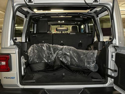 Silver Zynith Clearcoat 2023 Jeep Wrangler 4xe Rubicon