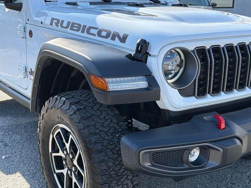 Bright White Clearcoat 2025 Jeep Wrangler Rubicon